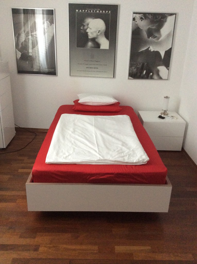 Einzelbett mit Kontrastkante von Inlignum Möbel