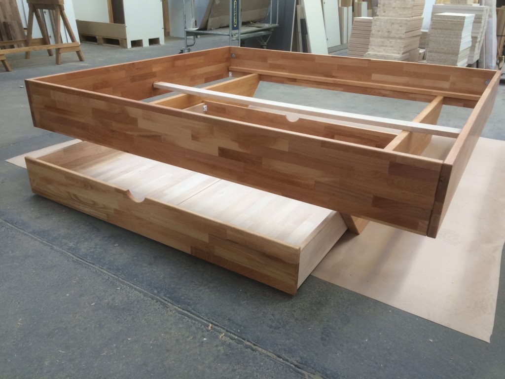 Bett nach Maß mit schrägen Seitenteilen von Inlignum Möbel