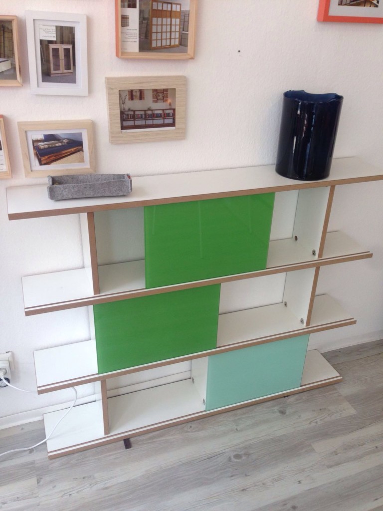 Regal mit Farbakzenten von Inlignum Möbel