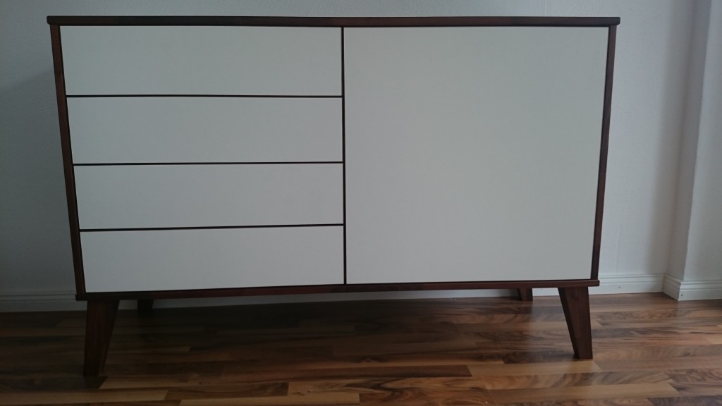 Kommode mit Farbkontrast von Inlignum Möbel