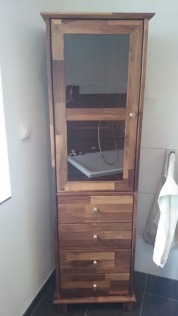 Massivholz Schrank fürs Badezimmer von Inlignum Möbel