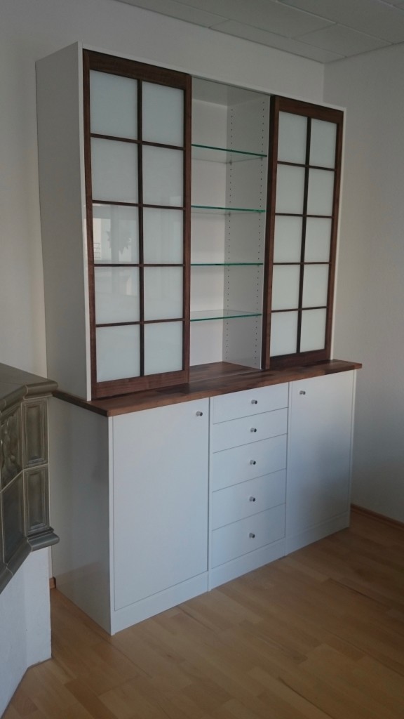 Buffet mit Glas und Nussbaumelementen von Inlignum Möbel