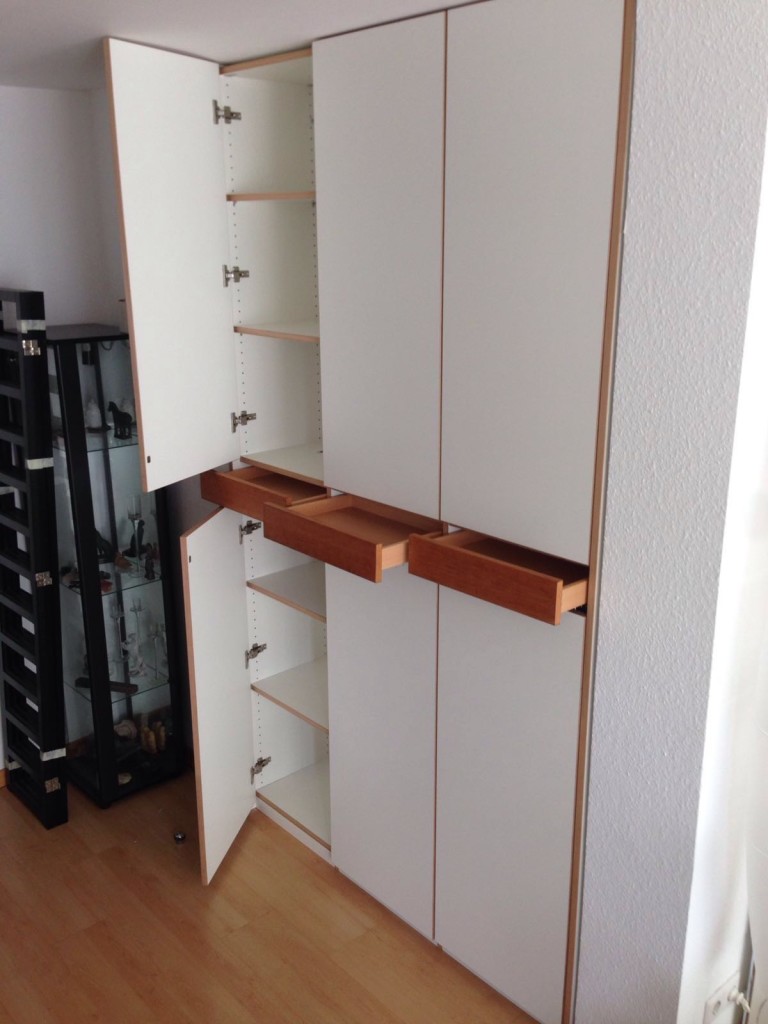 Einbauschrank mit Massivholz und hellen Elementen von Inlignum Möbel
