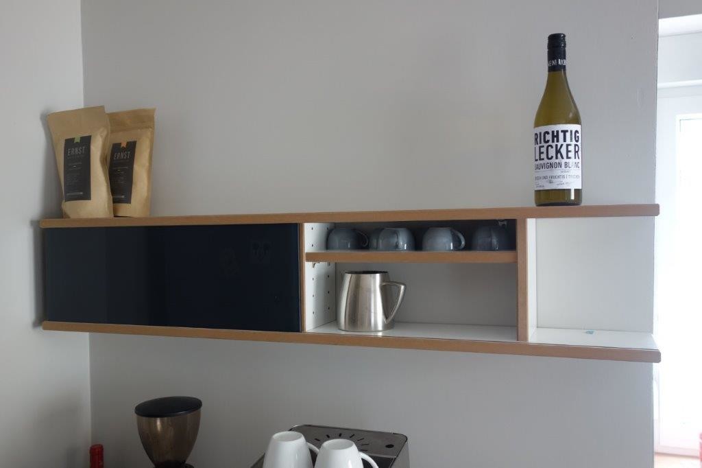 Hängeregal mit Schiebeelement von Inlignum Möbel