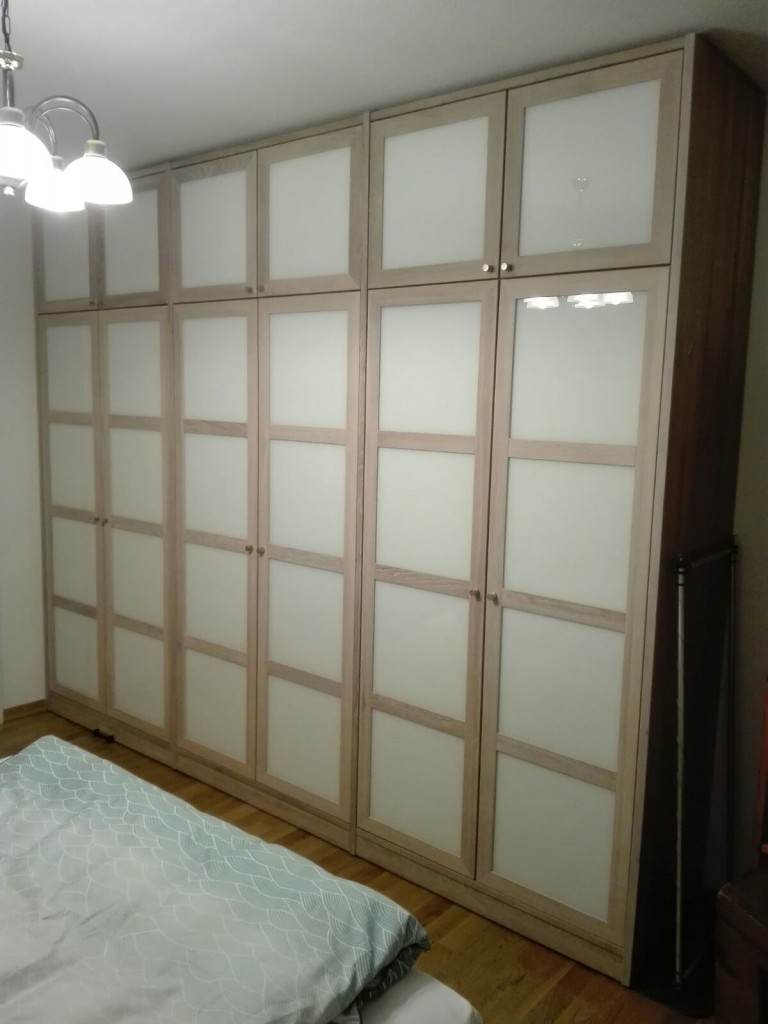 Kleiderschrank mit Weißglaselementen von Inlignum Möbel