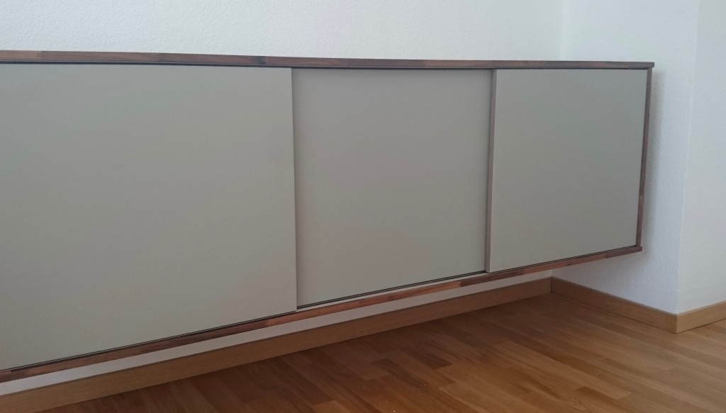 Schwebende Kommode mit Schiebetüren von Inlignum Möbel