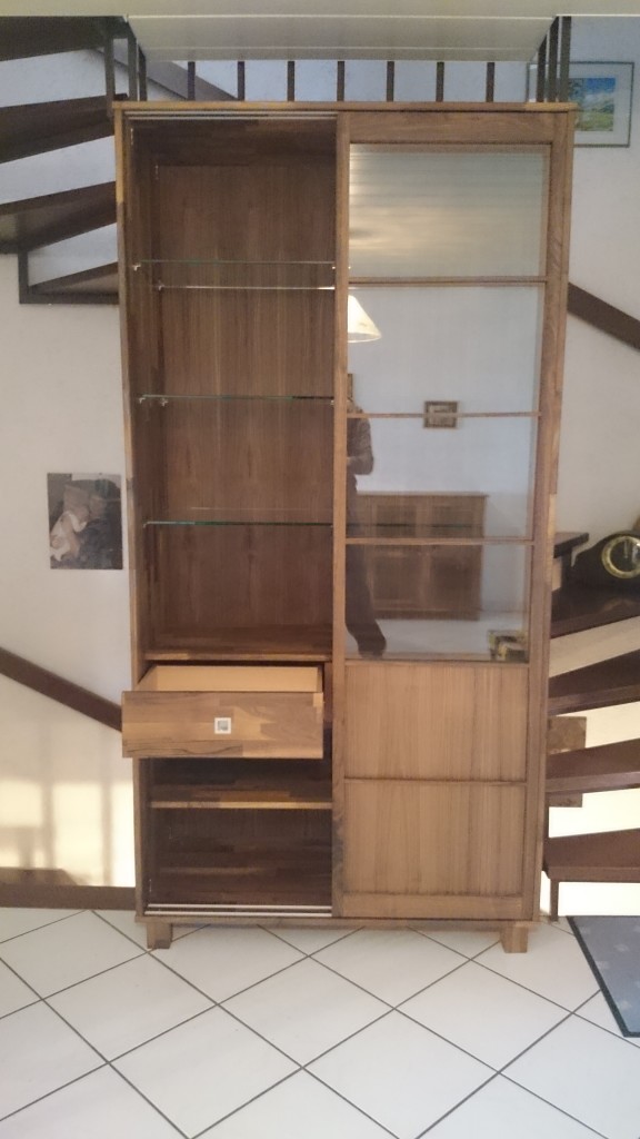 Vietrine mit Schiebetüren und Schubkästen von Inlignum Möbel