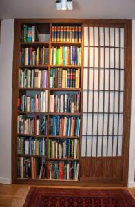 Einbauschrank mit Shoji Türen aus Nussbaum