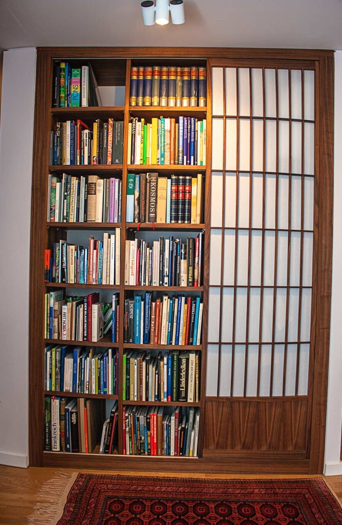 Einbauschrank mit Shoji Türen aus Nussbaum