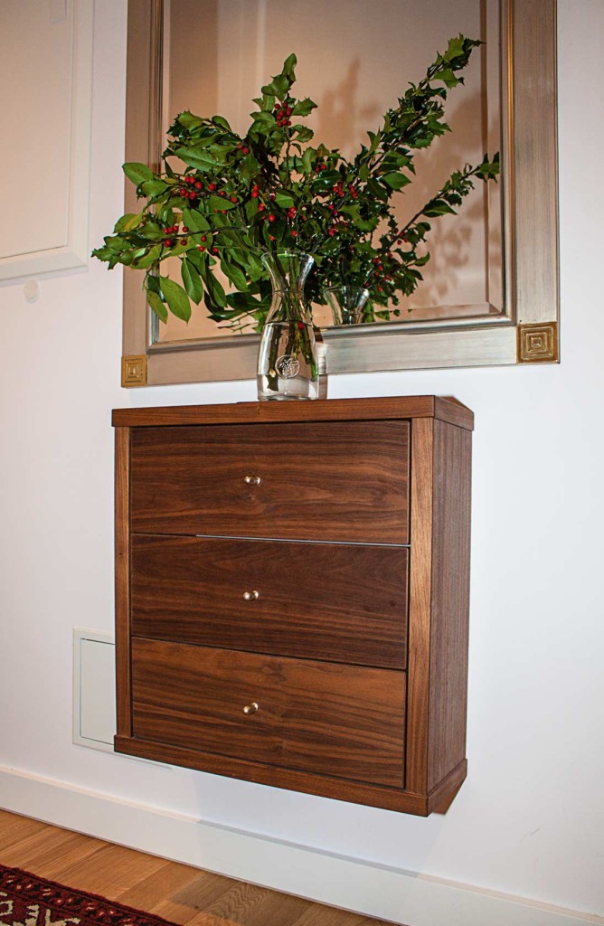 Schwebende Kommode aus Nussbaum von Inlignum Möbel