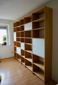 Regal mit Türen nach Maß von Inlignum Möbel