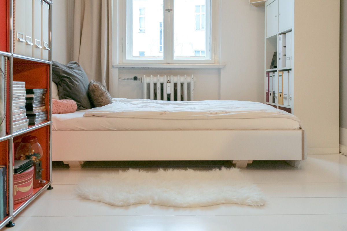 weißes Holzbett nach Maß
